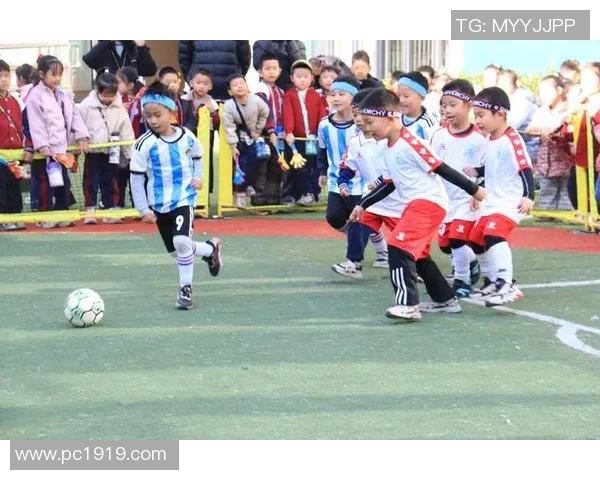 快乐体育课足球游戏让孩子们在运动中收获友谊与团队合作精神 快乐体育课足球游戏让孩子们在运动中收获友谊与团队合作精神